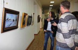 Беседа с журналистами. / Никас Сафронов открывает свою выставку в НГХМ в 2012 году. На снимке беседа с журналистами - участниками торжественной церемонии открытия у экспозиции картин.
