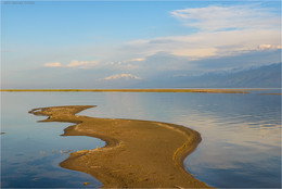 &nbsp; / Киргизия, рассвет на песчаной косе на восточной оконечности озера Иссык-Куль, хребет Кунгей-Алатау (вид на запад). 05.2017