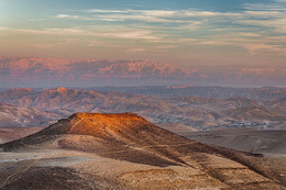 горы мёртвого моря / Заходящее солнце бросает последние тёплые лучи на вершины гор.На заднем плане уже Иорданские горы