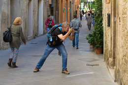 Азарт съемки / Тревел-фотограф на улице старинного Монтепульчано. Тоскана, Италия