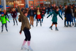 Удержание баланса / Девушка на катке в Брайант парке в Нью-Йорке пытается сохранить равновесие. Увы! Все усилия пошли прахом и она таки села на лёд.