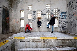 Портрет в интерьере... / Заброшенные постройки любимые места детей.