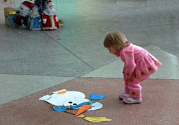 Новогодняя находка / НА ёлке предновогодней для детей, ребёнок делает для себя открытие.