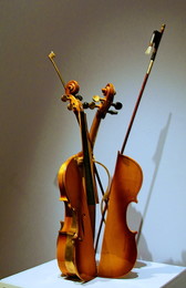 Скрипка. / Арманд Пьер Фернандес. 1928-2005. Франция.