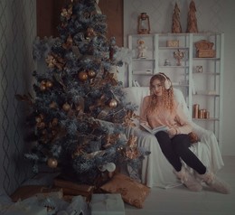 Первая новогодняя! / модель Ксюша Кошкарёва
причёска Галина Князева
ассистент Николай Корнилов