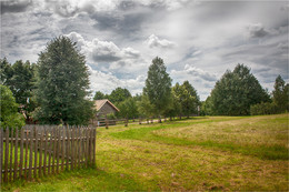 На окраине села / Строчицы