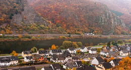 В долине р. Некар / Река в Германии, в федеральной земле Баден-Вюртемберг. Протяжённость 367 км, площадь бассейна 14 000 км². Впадает в Рейн в районе Мангейма. Побережье Неккара густо заселено, вдоль реки находятся десяток крупных городов. Википедия