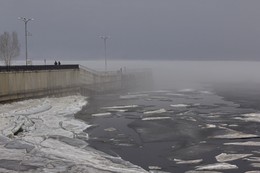 Туман над морем Жигулевским. / После теплого весеннего дождя над морем повис туман.