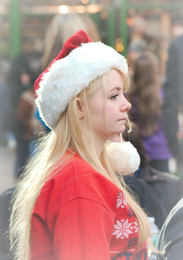 В праздничном наряде / Девушка в праздничном рождественском наряде, вот только смотрит как-то грустно