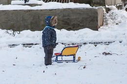 Стоит мальчонка, стоит в сторонке ... / Малыш и санки, зима и снег...
