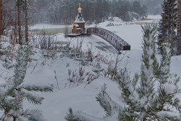 Православный храм Андрея Первозванного на Вуоксе. / Православный храм Андрея Первозванного на Вуоксе.(Вдали от шума больших городов, среди водной глади Вуоксы, стоит храм Андрея Первозванного. Храм занесён в книгу рекордов Гиннеса, как единственная в мире церковь, построенная на крошечном острове, фундаментом которой служит монолитная скала, выступающая из воды. Построил его в 2000 году, Ротинов Андрей Николаевич)