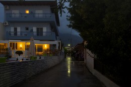 Мокрая пятница / Предрассветная улочка в Греции.