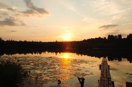 Мостик на закат. / Летний закат на озере.