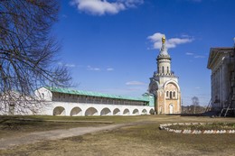 В монастыре / Торжок. Борисоглебский монастырь. Вид на сев.стену и Свечную башню.