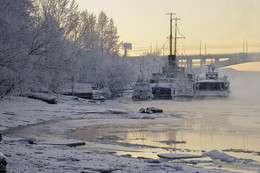 Корабли постоят... / Зимний сон кораблей МЧС у острова Отдыха Красноярска морозным вечером