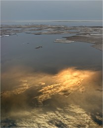 Опрокинутое небо. / Отражение неба в воде.