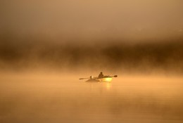В золоте рассвета / Рассвет на Вятке, туманное утро,рыбак на лодке