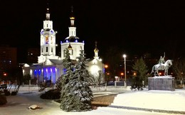 В Крещенскую ночь / Богоявленский собор в Крещенскую ночь в Орле. Рядом памятник Ивану Грозному.