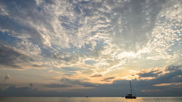 На закате / На тот момент хотелось вместить больше неба,сейчас жалею,что можно было сделать панораму из вертикальных кадров=)