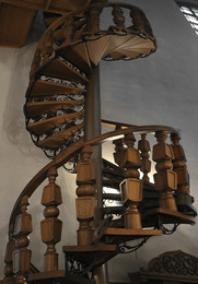 Как настоящая скульптура / Деревянная лестница в Покровском соборе в Измайлово.