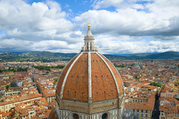 Над Флоренцией / Купол старинного собора Санта Мария дель Фьоре крупным планом под облачным сентябрьским небом. Флоренция