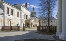 В монастыре / Торжок. Боисоглебский монастырь. Фрагмент Введенской церкви.