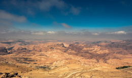 Вади-Рам... / Также называемая Лунная долина, пустыня в Иордании, в 60 км от Акабы. Относится к каменистым пустыням и занимает территорию площадью 74 180 га. Местами пустыня переходит в полупустыню с отдельными сухими деревьями и кустарниками.