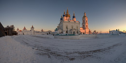 Тобольский кремль вечером. / Панорама на 180 градусов на территории Тобольского кремля.