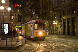 Ночной трамвай / Трамвай на ночной улице. Милан, Италия