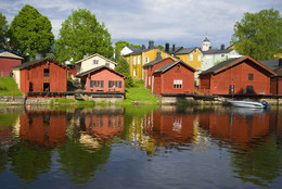 В старом Порвоо / Красные старинные амбары на берегу реки солнечным летним днем. Старый Порвоо, Финляндия