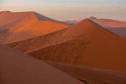 Утро в пустыне НАМИБ / работа на бархане в утреннем свете