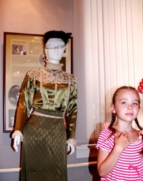 Мой авторский почерк / Дамское платье начала 20 века на экспозиции в музее города Новосибирска. Девочка потомственная дворянка пришла с родителями в музей.