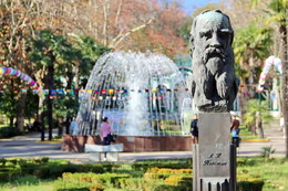 Добрый дедушка Толстой / В парке &quot;Ривьера&quot; много разных памятников.Один из них - Льву Николаевичу.