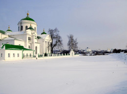 Снег. Зима. Купола. / Зима, храмы, заснеженные пространства.