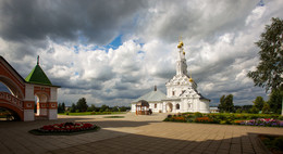 Иоанно-Предтеченский женский монастырь (1542г.). Храм иконы Божией Матери «Одигитрия» / Похожих трёхшатровых храмов в России осталось всего два - Одигитрии в Вязьме и Дивная церковь в Угличе.