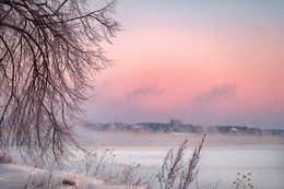 Морозное утро на Волге / Розовый рассвет на берегу Волги.