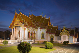 Wat Benchamabophit (Мраморный храм) в вечерних сумерках. Бангкок, Таиланд / Wat Benchamabophit (Мраморный храм) в вечерних сумерках. Бангкок, Таиланд