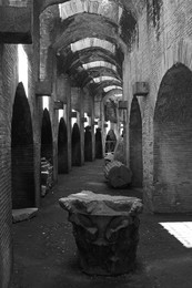 Подземелье римского амфитеатра / Подземные коридоры римского амфитеатра в городке Позилиппо близ Неаполя. Когда-то тут спешили на бой гладиаторы.