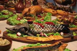 Запечённая рыба. / Традиционные сибирские блюда на кулинарной выставке в Новосибирском экспоцентре.