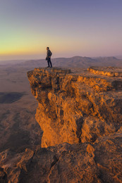 Встречая рассвет / Эрозийная впадина &quot;Mahtesh Ramon&quot;, пустыня Негев, Израиль