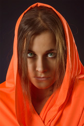 девушка в сари / зеленоглазая девушка в оранжевом сари