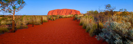Улуру на закате / Гора Улуру в Австралии. Также известна под названием Айерс-Рок. Священная гора австралийских аборигенов. Улуру имеет необычное свойство менять свой цвет в зависимости от времени суток. Это происходит из-за особенностей красного песчаника, из которого состоит гора.