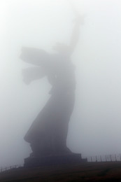 Монумент в тумане / Родина -мать на Мамаевом кургане