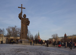 На Боровицком холме / Памятник Владимиру Святому на Боровицком холме в Москве