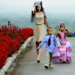 Под дождем на праздник / Идет дождь