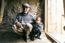 Чабан с внуком / Памир. Таджикистан
7 месяцев в году проводят большой семьей в высокогорье Памира, выпасая скот. Простая жизнь