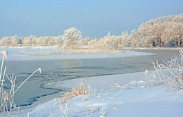 Зимняя река. / Быстрое течение не дает морозу сковать реку льдом.