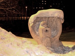 Сугробная жизнь / Скульптура занесённая снегом в парке защищена от мороза. Когда снег начинает подтаивать тогда скульптуру очищают от снега.