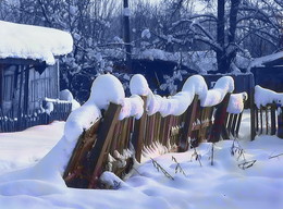 Сугробная жизнь / Снежные сугробы на заборе.