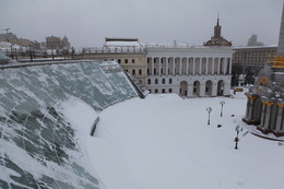 Сугробная жизнь / в конце марта 2013 года в Киеве прошел сильный снегопад, что совсем нехарактерно для этих широт. На фото ТЦ на главной площади города, вход в который доверху засыпан снегом.